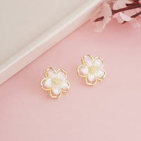 Elegant Gold Plated Layered White Resin Flower Stud Earrings with Textured Golden Pistil Center